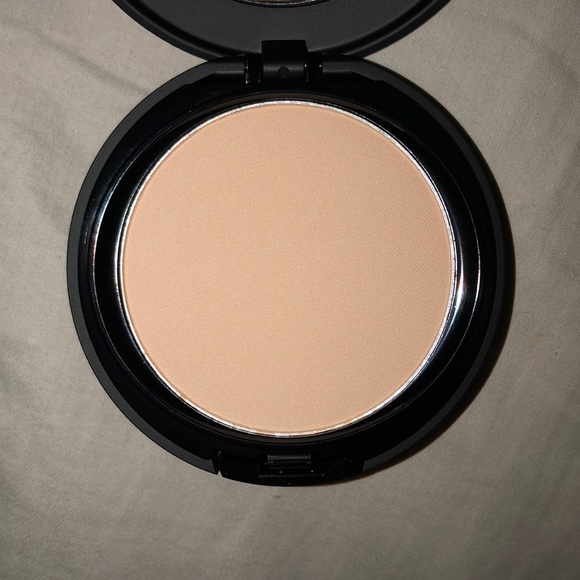 BH Cosmetics matte finish pressed powder - Picture 3 of 4